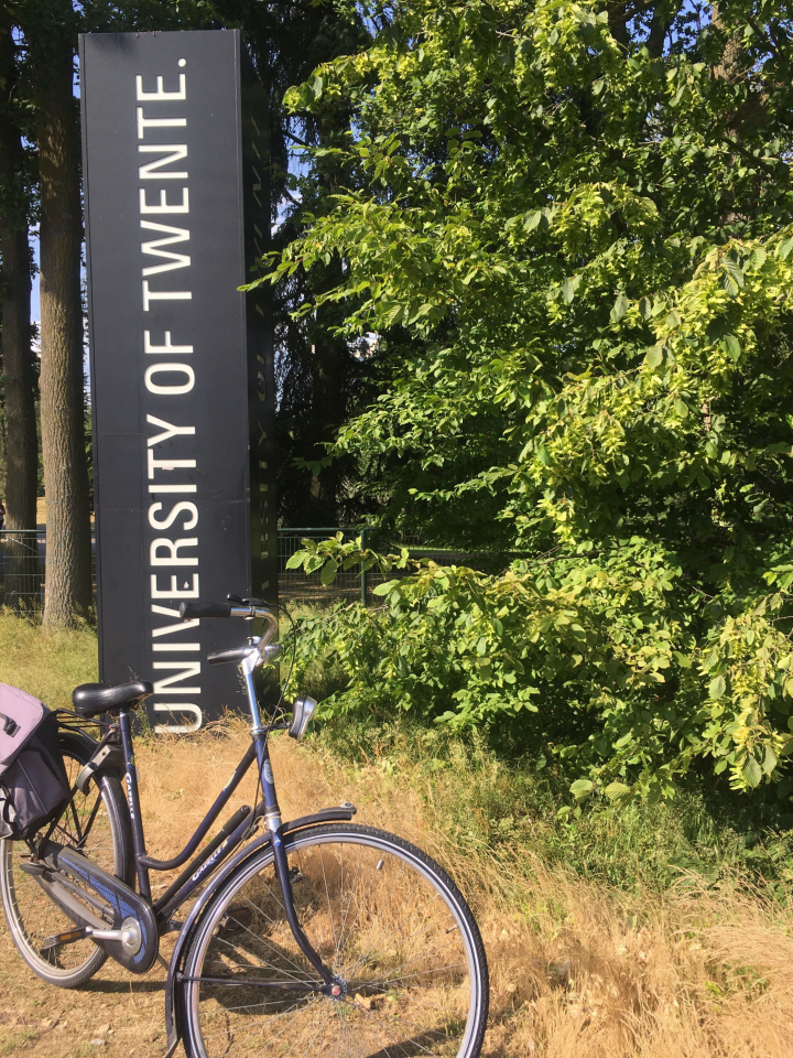 Fahrrad vor TU Twente Schild